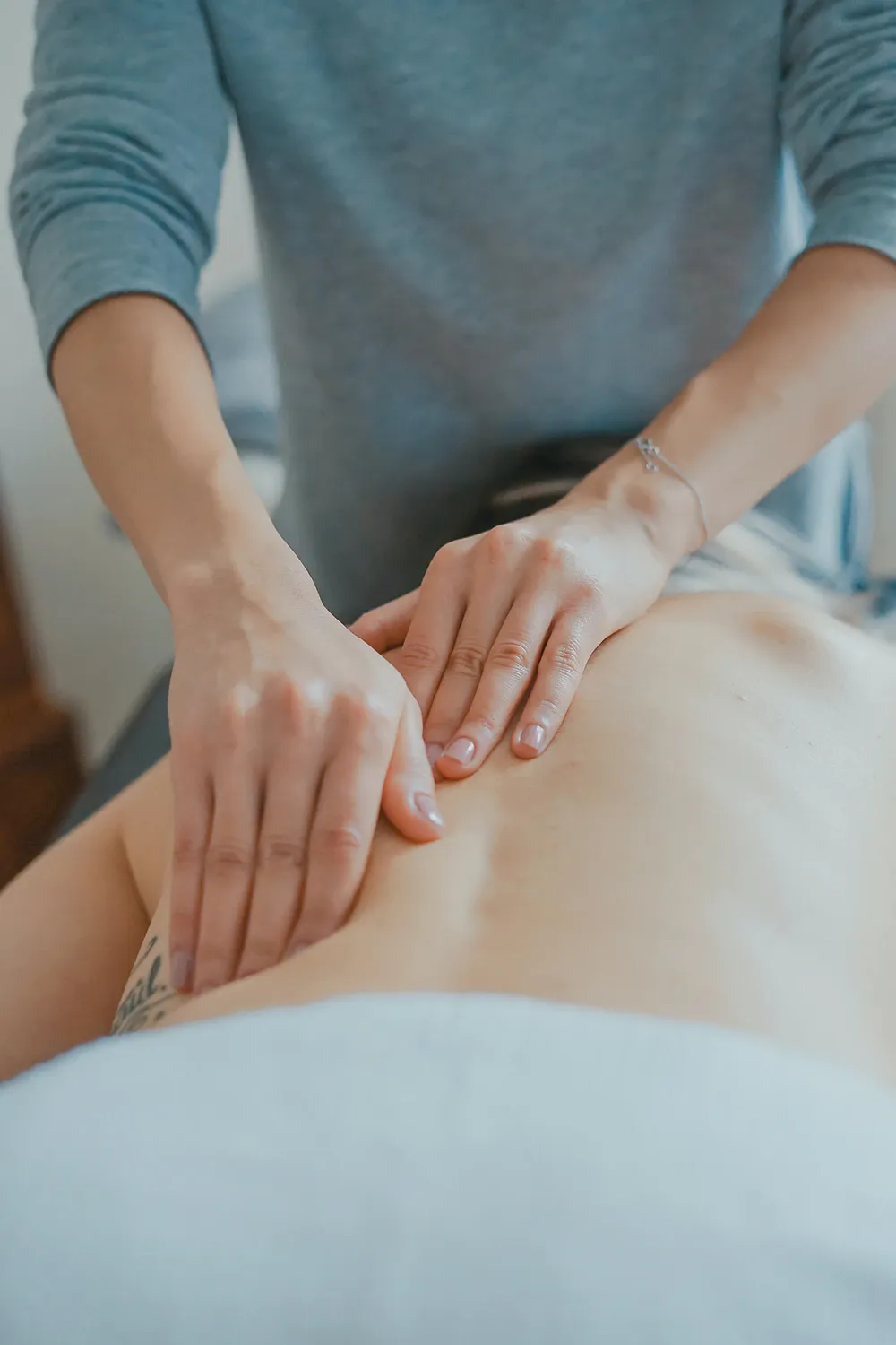 Ontspanningsmassage aan huis - rustige rugmassage in een vertrouwde omgeving