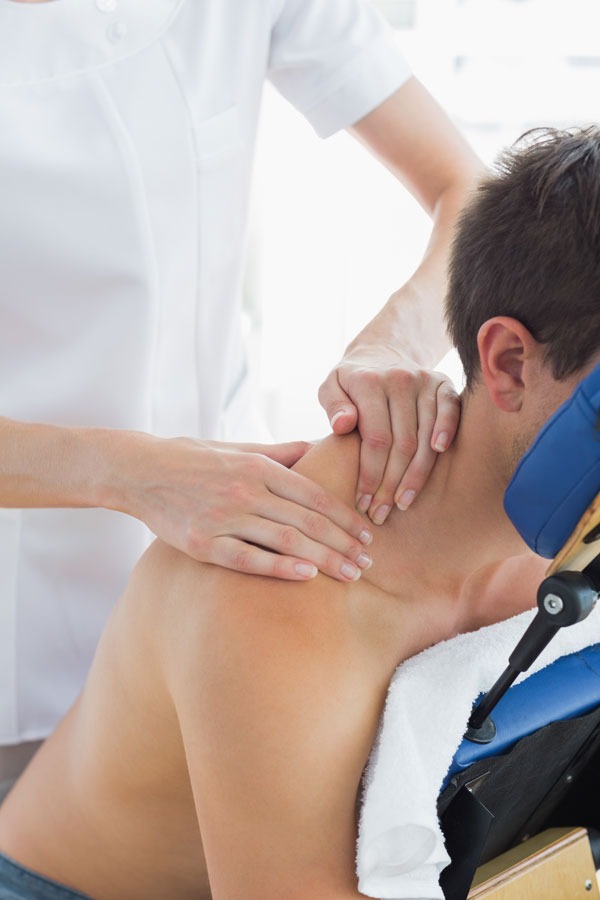 Bedrijfsmassage - stoelmassage op kantoor voor een medewerker